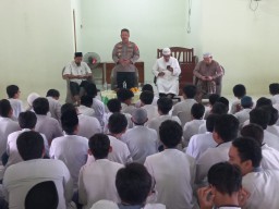 Kasat Binmas Polres Cirebon Kota Beri Penyuluhan di Ponpes As-Sunnah 2, Ajak Santri Jauhi Kenakalan