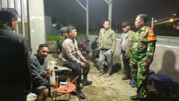 Patroli sahur, Bhabinkamtibmas Luwung Polsek Mundu Polres Cirebon Kota pantau Kamtibmas