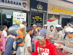 Personel Polres Jombang Bagikan Takjil Kepada Pengendara dan Warga Sekitar