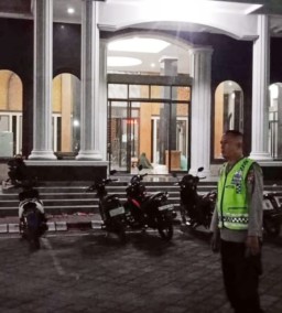 Anggota Polsek Ngimbang Laksanakan Patroli Sholat Tarawih di Masjid Miftahul Falah Desa Sendangrejo