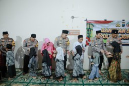Polres Jombang Gelar Baksos dan Buka Puasa Bersama di Ponpes Al Munawwir