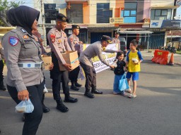 Polres Cirebon Kota Berbagi Takjil, Pererat Silaturahmi di Bulan Ramadhan