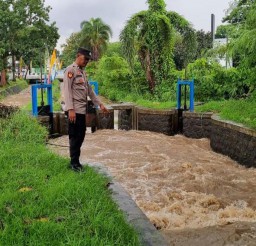 Antisipasi Banjir, Ka SPKT Polsek Talun Cek Debit Air di Wilayah Rawan