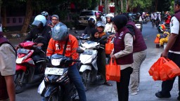 Satresnarkoba Polres Lamongan Berbagi Takjil di Bulan Suci Ramadhan