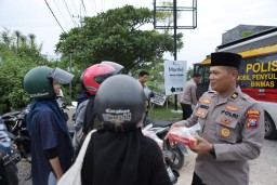 Sat Binmas Polres Lamongan Gelar Patroli Ngabuburit dan Berbagi Takjil Gratis