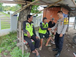 Jalin silaturahmi, Bhabinkamtibmas Mundu Pesisir Polsek Mundu Polres Ciko Lewat Sambang