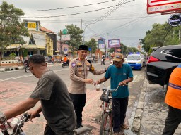 Berbagi Berkah Ramadhan, Kapolres Cirebon Kota Bagikan Takjil Gratis kepada Pengguna Jalan