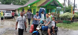 Asper KBKPH Ngimbang Bersama IIKP Bagikan 150 Paket Takjil kepada Masyarakat di Depan Kantor BKPH Ngimbang