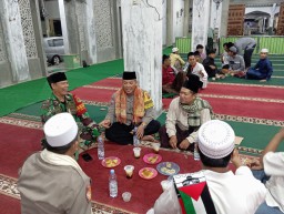 Polres Cirebon Kota Gelar Tarawih Keliling ke Berbagai Masjid, Terjunkan Da'i dari Kepolisian
