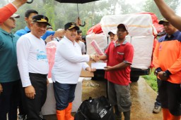 Pemkab Jombang Tinjau dan Bantu Warga Tanah Longsor di Wonosalam