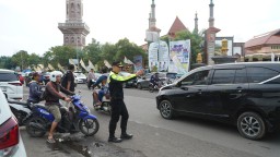 Kapolres Cirebon Kota Turun Langsung Bantu Warga Menyebrang Saat Ngabuburit