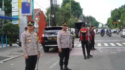 Pastikan Kota Cirebon Aman Selama Ramadhan, Kapolres Cirebon Kota Pimpin Patroli Ngabuburit
