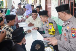 Kapolres Jombang Berikan Bansos ke TPQ Jama'atun Turipinggir, Megaluh