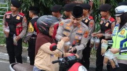 Berbagi Berkah Ramadan, Polres Majalengka Bagikan Takjil Gratis untuk Pengendara