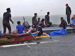 DI BAWAH HUJAN LEBAT, TNI AL DAN TIM SAR BERHASIL EVAKUASI MAYAT TANPA IDENTITAS DI PERAIRAN DUSUN BAULUANGAN