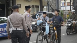 Satlantas Polres Lamongan Bagikan Takjil Gratis bagi Pengendara Jelang Berbuka Puasa