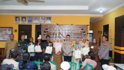 Polres Cirebon Kota Berbagi: Bakti Sosial Ramadhan untuk Warga Nelayan di Bandengan