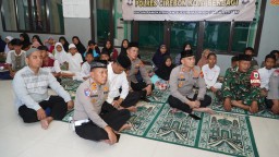 Polres Cirebon Kota Gelar Bakti Sosial dan Bagikan Ratusan Paket Sembako di Masjid Al-Makmur