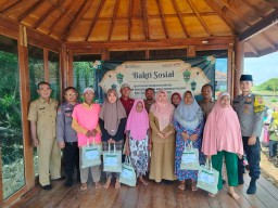 Bhabinkamtibmas Mundu Pesisir Polsek Mundu Polres Ciko Gelar Bakti Sosial, Bagikan Sembako di Bulan Ramadhan
