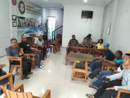 Bhabinkamtibmas Panjunan Polsek Lemah wungkuk Polres Cirebon Kota Mediasi Warga, berikan solusi