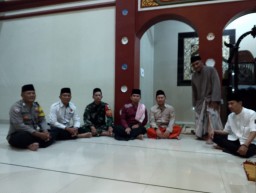 Bhabinkamtibmas Gesik Polsek Kedawung Polres Ciko Ikuti Tarawih Berjamaah, Perkuat Sinergi dengan Masyarakat