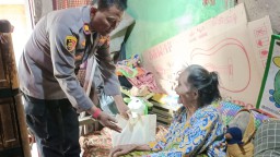 Polri untuk Masyarakat, Polsek Mundu Gelar Bakti Sosial untuk Kaum Dhuafa di Mundu Pesisir