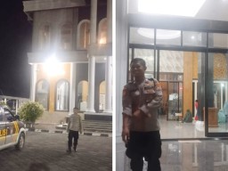 Petugas Jaga Polsek Ngimbang Melaksanakan Kegiatan Patroli Dan Sholat Taraweh di Masjid Miftahul Fallah