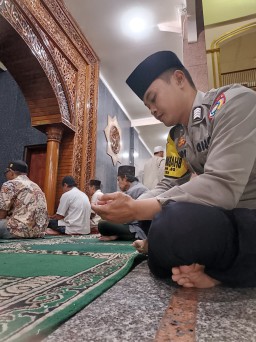 Bripka Rosid Bhabinkamtibmas Polsek Mundu Polres Ciko Ikuti Tarawih Berjamaah, Pererat Silaturahmi