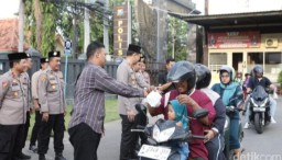 Wartawan Dan Kapolres Lamongan Membagikan Takjil Gratis Kepada Masyarakat Menjelang Berbuka Puasa