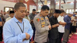 Kapolres Indramayu Sholat Dzuhur Bersama Warga, Sampaikan Pesan Kamtibmas Ramadan