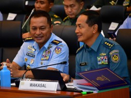 WAKASAL IKUTI RAPAT KERJA KOMISI I DPR RI BERSAMA PANGLIMA TNI DAN KEPALA STAF ANGKATAN