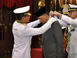 WAKASAL SEMATKAN TANDA KEHORMATAN BINTANG JALASENA UTAMA KEPADA MENHAN DAN KEPALA BIN DI KEMENTERIAN PERTAHANAN