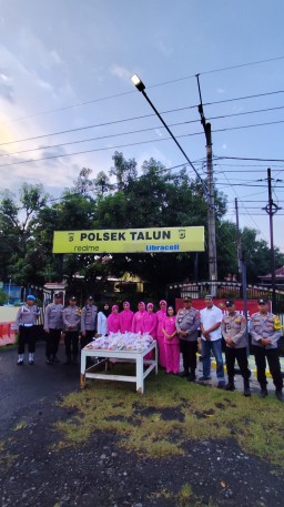 Personil dan Bhayangkari Polsek Talun Polresta Cirebon Bagikan Takjil untuk Masyarakat di Bulan Suci Ramadhan