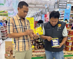 Tim Satgas Pangan Polres Jombang Lakukan Pengecekan Bahan Pokok di Swalayan