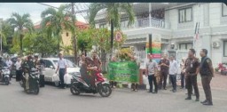 Kejaksaan Negeri Lamongan Berbagi Takjil Gratis Ke Masyarakat Di Depan Kantor Kejari