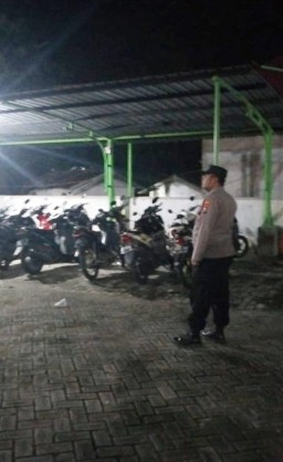 Polsek Ngimbang Melaksanakan Kegiatan Patroli Dan Sholat Taraweh di Masjid Nurul Huda Desa Ngimbang