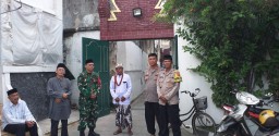 Aiptu Sugito Bhabinkamtibmas Lemah wungkuk Polres Ciko Gelar Bakti Sosial, Bagikan Sembako di Bulan Ramadhan