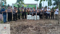 Polres Jombang dan KPH Perhutani Salurkan Bantuan Bibit Jagung Kepada LMDH