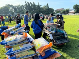 Bupati Jombang Salurkan Bantuan Sosial Kepada PMKS dan Tukang Becak