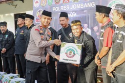 Polres Jombang Bagikan Parcel Lebaran kepada Paguyuban Silat Jombang
