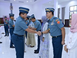 SANDANG PANGKAT SATU TINGKAT LEBIH TINGGI, 14 PERWIRA TINGGI TNI AL IKUTI ACARA LAPORAN KORPS KENAIKAN PANGKAT PATI