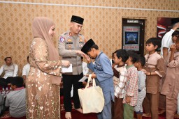 Bersama Ketua Bhayangkari Cabang Cirebon Kota, Kapolres Cirebon Kota Gelar Buka Puasa Bersama dan Santunan Anak Yatim