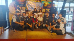 Lembaga Berita Pojok Lamongan Dan LAZUQ Berbagi Takjil Dan Santunan Kepada Anak Yatim Piatu Di Bulan Suci Ramadhan