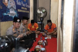 Kapolres Lamongan Menggelar Buka Puasa Bersama Tahanan Tekankan Kepedulian. Dan Pembinaan