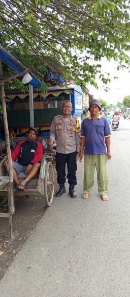 Tingkatkan Silaturahmi, Bhabinkamtibmas Sinarancang Polsek Mundu Polres Cirebon Kota Lewat Sambang di Bulan Ramadhan
