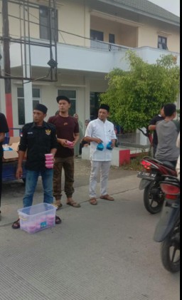 Pemdes Penpen Kecamatan Mundu Bagikan 1.000 Takjil Gratis untuk Warga di Bulan Ramadan