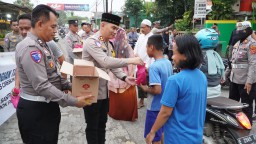 Polres Cirebon Kota Berbagi Takjil di Bulan Ramadhan, Perkuat Kebersamaan dengan Santri