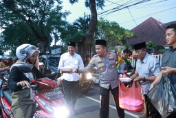 Kapolres Jombang Belanja Takjil di Sentra Kuliner Untuk Dibagikan Kepada Masyarakat
