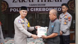 Polres Cirebon Kota Salurkan Zakat Fitrah, 150 Kantong Beras Dibagikan ke Warga