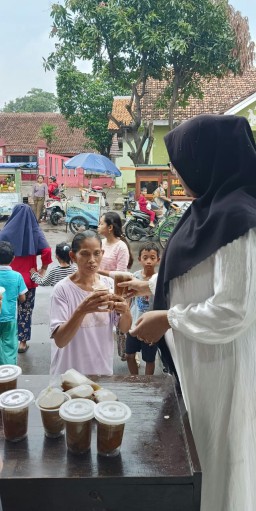 Kuwu Babakangebang Bagikan Takjil Ramadan untuk Warga